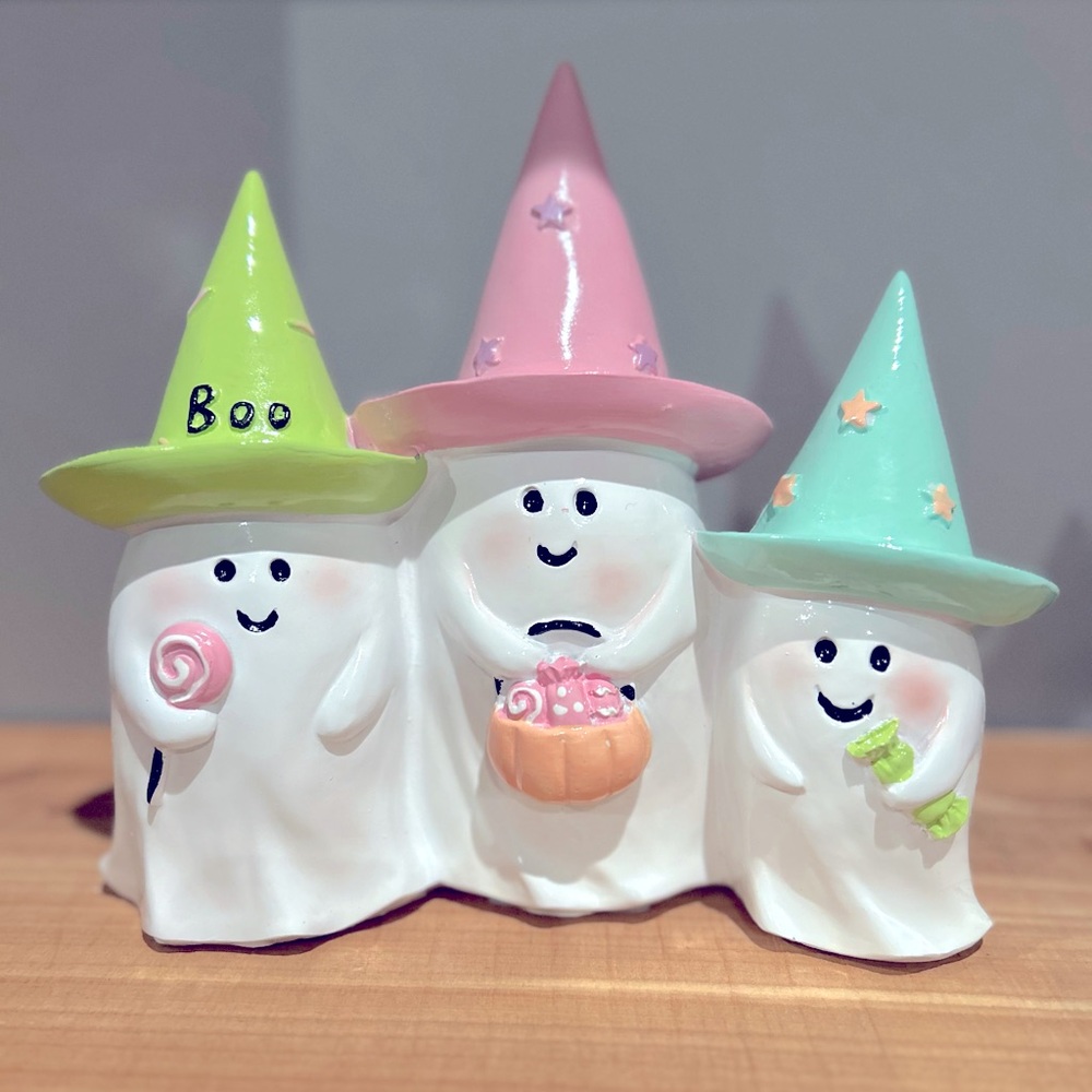 NWT Adorable Ghosts w/ Witch Hats